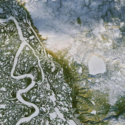 Foto satellitare del delta del Fiume Mackenzie, parzialmente ghiacciato